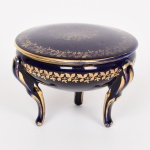 PORCELANA FRANCESA, um (1) recipiente com tampa, tonalidade azul cobalto, ornamentação vegetalista e em frisos a ouro já com sinais de desgastes, tampa com quebrado na parte interna, marca GINGER  LIMOGES  FRANCE, medindo 10,5 cm diâmetro e 7 cm altura, base trípode, vide foto.
