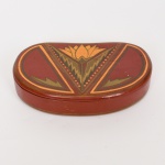 DIVERSOS, uma (1) caixa em madeira no formato de rim, pintada a mão em policromia no padrão Art Deco, sinais de antigo restauro, assinatura parcialmente legível não identificada, medindo 16 x 9 x 3 cm, vide foto.