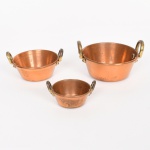 DIVERSOS, três (3) miniaturas de tachos, confeccionadas em metal cobreado com alças na tonalidade bronze, tamanhos distintos, medindo a maior 10,5 cm diâmetro e 4,5 cm altura mais as alças, vide foto.