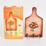 DIVERSOS, um (1) porta chaves para fixação em parede, representando tábua para preparação de alimentos com aplique de vaso floral e ganchos, confeccionada em materiais variados, acondicionada na caixa, não aparenta uso, vide foto.