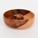 DIVERSOS, uma (1) petisqueira circular, confeccionada em madeira torneada, design contemporâneo, medindo 19 cm diâmetro e 7 cm altura, vide foto.