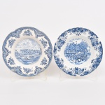 FAIANÇA INGLESA, dois (2) pratos fundos distintos: 1 da marca  JOHNSON BROS Ltd. (fabrica de faiança fundada em Hanley, Stoke-on-Trent, Inglaterra, no ano de 1883, empresa de quatro irmãos: Alfred, Frederick, Henry e Robert filhos de Robert Johnson, netos da linhagem Meakin, em 1968 se juntou ao grupo Wedgwood, em 2003 transferiu a fabrica para a China), linha ENGLISH COUNTRY LIFE, tonalidade azul e branca, ornados com paisagem de vilarejo com charrete, cavalo, figuras, gado, cachorro e casarios, borda modelada em caneluras espiraladas, com barrado em pérgula, volutas e elementos vegetalistas, medindo 21,5 cm diâmetro; 1 da mesma marca e tonalidade, linha OLD BRITAIN CASTLES, ornado com paisagem lacustre com barcos e Castelos ao fundo, tomada de Windsor in 1792, borda com barrado em pérgula, volutas e elementos vegetalistas, medindo 22 cm diâmetro, vide foto.