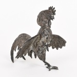 ESCULTURA, uma (1) animalista representando galo de briga, confeccionada em bronze prateado, medindo 12 cm comprimento, vide foto.