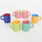 FAIANÇA, seis (6)  canecas para café, tonalidades variadas, cilíndricas, sem marca, uma delas com bicados, vide foto.
