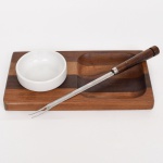 DESIGN, uma (1) petisqueira confeccionada em madeira com recipiente para molho em porcelana na tonalidade branca, marca HOLANDIA  Rua Mena Barreto 118, Duque de Caxias, RJ, medindo 24 x 13 cm, acompanha um espeto para fondue em aço com cabo em madeira torneada, medindo 25,5 cm comprimento, vide foto.