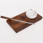 DESIGN, uma (1) petisqueira confeccionada em madeira com recipiente para molho em porcelana na tonalidade branca, marca HOLANDIA  Rua Mena Barreto 118, Duque de Caxias, RJ, medindo 24 x 13 cm, acompanha um espeto para fondue em aço com cabo em madeira torneada, medindo 25,5 cm comprimento, vide foto.