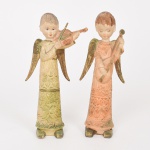 ESCULTURAS, duas (2) figurativas representando anjos musicistas, confeccionadas em resina policromada, uma delas com selo de origem made in Italy, ambas com origem Italy em relevo na própria modelagem, medindo em média 15,5 cm altura, vide foto.