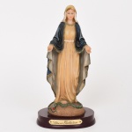 ARTE SACRA, uma (1) imaginária de Nossa Senhora das Graças, confeccionada em resina policromada, medindo 21,5 cm altura, vide foto.
