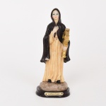 ARTE SACRA, uma (1) imaginária de Santa Clara, confeccionada em resina policromada, medindo 14,5 cm altura, vide foto.