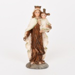 ARTE SACRA, uma (1) imaginária de Nossa Senhora com Menino Jesus no colo, confeccionada em resina policromada, medindo 10,5 cm altura, vide foto.