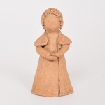 ARTE POPULAR, uma (1) escultura figurativa, modelada em barro e cozida, assinada em cavo GILZA, medindo 13 cm altura, vide foto.