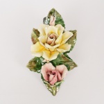CERÂMICA, um (1) adorno representando flores, esmaltação vítrea policromada, pequenas perdas, medindo 21 cm, sem marca de manufatura aparente, vide foto.
