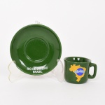 PORCELANA, uma (1) xícara de café, tonalidade verde, ornada com silhueta do mapa do Brasil além da legenda, souvenir do Rio de Janeiro, sem marca de manufatura aparente, ideal para coleção de cristaleira, vide foto.