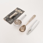 DIVERSOS, quatro (4) itens para uso na cozinha: 1 concha para bola de sorvete, cabo relevado em frisos e volutas, confeccionada em metal prateado, medindo 21 cm comprimento; 1 quebra nozes em metal cromado, marca  EBERLE (Abramo Eberle 1880, Monte Magrè 1945, Caxias do Sul, veio com uma das primeiras levas de imigrantes italianos para o Brasil em 1884 junto com seus pais Giuzeppe Eberle e Luigia Zanrosso, seu pai abriu uma pequena funilaria mas como tinha que trabalhar na lavoura quem cuidava era a mãe e o pequeno Abramo ajudava na funilaria; em 1896 quando o pai resolveu vender a funilaria para concentrar os esforços da família na lavoura Abramo, com 16 anos de idade, se propôs a comprá-la do pai, em 1918 já com o nome Abramo Eberle & Cia iniciou a fabricação de talheres e utensílios de mesa, morreu em 1945 com 65 anos de idade e os filhos deram continuidade aos negócios até 1984 quando venderam para o Grupo Zivi), medindo 15,5 cm; 1 coador individual para infusão de chá, confeccionado em aço ou folha de flandres, medindo 15,5 cm; 1 ponteira, modelo OLINOX, marca TRAMONTINA, para inserir em lata de óleo e evitar desperdício, lacrado e sem uso, vide foto.