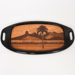 DIVERSOS, uma (1) bandeja oval com ornamentação marchetada representando paisagem do Rio de Janeiro, selo da Papelaria Brasil, Rua da Quitanda 89, RJ, medindo 45,5 x 23,5 cm, alças embutidas, vide foto.