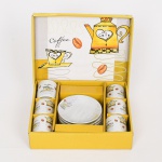 PORCELANA, seis (6) xícaras de café, ornamentação policromada representando bules, xícara e grãos de café, sem marca de manufatura aparente, acondicionadas na caixa, não aparentam uso, ideais para presente, vide foto.
