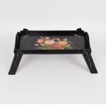 DIVERSOS, uma (1) bandeja para servir café na cama, confeccionada em madeira, tonalidade preta, ornamentação floral policromada, pés retráteis, alças embutidas, medindo 51 x 30 cm, vide foto.