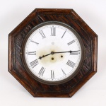 RELÓGIO, um (1) antigo de parede, dito olho de boi, marca ANSÔNIA CLOCK COMPANY (fundada em Connecticut no ano de 1851, por Anson Green Phelps e mais dois relojoeiros Theodore Terry e Franklin C. Andrews, como subsidiária de sua empresa Ansônia Brass, fundada anteriormente em 1844 para fornecer laminados em latão para confecção de relógios, em 1877 adquiriram uma fábrica em New York e transferiram a maior parte de sua produção; em 1878 Thomas Edison visitou a fábrica para experimentar a combinação de relógios com o seu fonógrafo; em 1879 uma segunda fábrica foi aberta no Brooklyn; em 1880 a fábrica de New York incendiou; em 1881 foi reaberta após ter sido reconstruída no mesmo lugar; em 1883 fechou a fábrica de Connecticut; em 1929 foi vendida para Amtorg, que pertencia ao governo Soviético; em 1969 os direitos do uso do nome foram transferidos para Ansônia Clock Company, Lynnwood, Washington), não testado, mostrador branco com algarismos arábicos e três furos (sinaliza a cada quarto de hora, meia hora e hora cheia), gabinete octogonal em madeira, medindo aproximadamente 56 cm diâmetro, vide foto.
