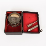 DIVERSOS, um (1) antigo aparelho Esfigmômetro de Pachon para medição de pressão arterial, anos 30, OSCILLOMETRE SPHYGMOMETRIQUE, marca G. BOULITTE, 15 a 21 Rue Bobillot PARIS, acondicionado no estojo original, não testado, vide foto.