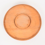 DIVERSOS, uma (1) petisqueira circular de pé baixo, confeccionada em madeira, giratória (travada), medindo 32,5 cm diâmetro e 4,5 cm altura, vide foto.