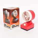 DIVERSOS, um (1) mini ventilador na tonalidade vermelha, funcionamento a pilha, marca C.T.Y., acondicionado na caixa, não aparenta uso, vide foto.