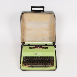 DIVERSOS, uma (1) máquina de datilografia, marca OLIVETTI, modelo LETTERA 32, portátil, tonalidade verde, acondicionada em estojo do tipo maleta, vide foto.