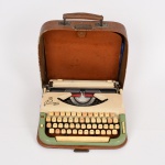 DIVERSOS, uma (1) máquina de datilografia, marca PRINCESS, modelo 300, portátil, acondicionada em estojo rígido tipo maleta, vide foto.
