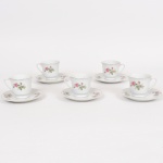PORCELANA CHINESA, cinco (5) xícaras com ornamentação floral policromada, arremates com frisos a ouro, marca de origem em legenda e caracteres, acondicionadas na caixa original, vide foto.