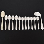 FAQUEIRO, treze (13) colheres de modelos e manufaturas variadas, confeccionados em aço inox e metal prateado, sendo: 1 para criança; 1 para sobremesa; 4 para chá e 7 para café, vide foto.