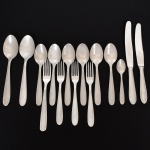 FAQUEIRO, quinze (15) talheres confeccionados em aço inox, quase todos do mesmo modelo, cabo relevado em frisos e volutas, exceto 1 garfo de serviço relevado em frisos, medindo 18,5 cm; 1 colher de café; 6 colheres e 3 garfos de sobremesa; 2 colheres e 2 facas de serviço, quase todos os itens da marca HÉRCULES, exceto uma faca da marca RÁDIO, vide foto.