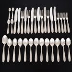 FAQUEIRO, trinta e quatro (34) talheres variados da marca HÉRCULES do mesmo modelo, confeccionados em aço inox, sendo: 8 facas, 1 colher e 5 garfos de serviço; 4 garfos e 12 colheres de sobremesa; 2 colheres de chá; 2 colheres de café, vide foto.