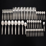 FAQUEIRO, cinquenta e cinco (55) talheres em aço inox, marca HÉRCULES, todos do mesmo modelo, sendo: 1 colher para açucareiro; 11 colheres de café; 8 colheres de chá; 5 colheres pequenas de sobremesa; 1 colher e 7 garfos de sobremesa; 7 colheres, 7 facas e 8 garfos de serviço, vide foto.