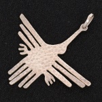 JOIA PERUANA, um (1) pingente representando pássaro estilizado, inspirado nas linhas de Nazca (geoglifos gigantescos escavados no solo do deserto de Sechura no sul do Peru), confeccionado em PRATA, puncionado 925 milésimos, além de marca de origem Peru, medindo 4,5 x 4,5 cm, peso aproximado 4,5 gr., vide foto.
