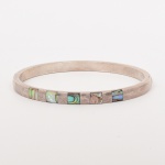 JOIA, uma (1) pulseira lisa, confeccionada em PRATA, puncionada 925 milésimos, apliques em madrepérola da concha do abalone, medindo 6,5 cm diâmetro, peso aproximado 15,2 gr., vide foto.