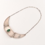 JOIA PERUANA, uma (1) gargantilha confeccionada em PRATA, puncionada 925 milésimos, ornada com cabochão em pedra verde, origem Peru, numerada, peso aproximado 26,7 gr., vide foto.