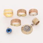 BIJUTERIAS, seis (6) itens, confeccionados em metal dourado e prateado, sendo: 1 anel, tamanho 18; 3 alianças de tamanhos reguláveis, ornamentação baseada nas Antigas Civilizações Pré Colombianas; 2 pingentes distintos, um representando olho grego e outro imitando antiga moeda greco romana, vide foto.