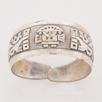 JOIA, uma (1) aliança, confeccionada em PRATA, puncionada 925 milésimos, tamanho regulável, ornamentação relevada, inspirada nas Antigas Civilizações Pré Colombianas, peso aproximado 1,4 gr., vide foto.