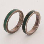 JOIAS, par (2) alianças, confeccionadas em PRATA, apliques em pedras verdes, tamanhos 15 e 16, peso total aproximado 4,3 gr., vide foto.