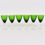 VIDRO, seis (6) taças de pé anto para vinho branco, bojo na tonalidade verde com ligeiro canelado na vertical, fuste hexagonal afinando para baixo, base em bolacha, ambos incolores e translúcidos, medindo 16 cm altura, vide foto.