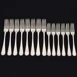 FAQUEIRO, quatorze (14) garfos confeccionados em metal prateado, dois tamanhos distintos, lisas, sendo: 6 de sobremesa, medindo 18,5 cm e 8 de serviço, medindo 21 cm, marca M. H. & Co.  (fundada em Sheffield no ano de 1820 como Wilkinson & Roberts; em 1836 Wilkinson deixou a sociedade; em 1846 associou-se a Ebenezer Hall e virou Roberts & Hall; em 1854 com a entrada de Richard Martin, virou Martin Hall & Co.; em 1866 virou sociedade de responsabilidade limitada e acresceu ao nome Ltd.; em 1936 foi liquidada), vide foto.