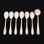 FAQUEIRO, sete (7) talheres confeccionados em metal prateado, sendo: 1 concha para açucareiro, ornada com frisos e volutas, sem marca de manufatura aparente, medindo 13,5 cm comprimento; 6 colheres de chá, ornadas com frisos, marca EBERLE (Abramo Eberle 1880, Monte Magrè 1945, Caxias do Sul, veio com uma das primeiras levas de imigrantes italianos para o Brasil em 1884 junto com seus pais Giuzeppe Eberle e Luigia Zanrosso, seu pai abriu uma pequena funilaria mas como tinha que trabalhar na lavoura quem cuidava era a mãe e o pequeno Abramo ajudava na funilaria; em 1896 quando o pai resolveu vender a funilaria para concentrar os esforços da família na lavoura Abramo, com 16 anos de idade, se propôs a comprá-la do pai, em 1918 já com o nome Abramo Eberle & Cia iniciou a fabricação de talheres e utensílios de mesa, morreu em 1945 com 65 anos de idade e os filhos deram continuidade aos negócios até 1984 quando venderam para o Grupo Zivi), medindo 12,5 cm comprimento, vide foto.