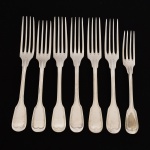 METAL PRATEADO, sete (7) garfos de sobremesa, marca da tradicional manufatura francesa CHRISTOFLE (fundada em Paris em 1830 por Charles Christofle), ornada com frisos, dois tamanhos distintos 15 cm e 16,5 cm comprimento, vide foto.