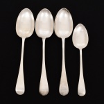 FAQUEIRO, q1uatro (4) colheres confeccionadas em metal prateado, dois tamanhos distintos, lisas, sendo: 1 de sobremesa, medindo 18,5 cm e 3 de serviço, medindo 22,5 cm, marca M. H. & Co.  (fundada em Sheffield no ano de 1820 como Wilkinson & Roberts; em 1836 Wilkinson deixou a sociedade; em 1846 associou-se a Ebenezer Hall e virou Roberts & Hall; em 1854 com a entrada de Richard Martin, virou Martin Hall & Co.; em 1866 virou sociedade de responsabilidade limitada e acresceu ao nome Ltd.; em 1936 foi liquidada), vide foto.