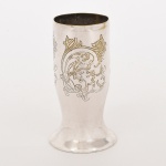 METAL PRATEADO, um (1) paliteiro no formato de copo, cilíndrico com reentrância na base, ornamentação vegetalista em baixo relevo, ligeiras mossas na base, medindo 7,5 cm altura, marca DOMUS, vide foto.