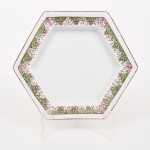 PORCELANA, uma (1) petisqueira hexagonal, ornada com barrado vegetalista, pintada a mão em policromia pelo atelier MY 87, medindo 24 cm diâmetro, sem marca de manufatura aparente, vide foto.