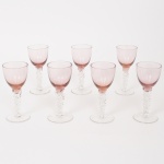 MURANO, sete (7) tacas de pé alto para vinho do Porto, confeccionadas em vidro soprado na técnica dos Grandes Mestres Vidreiros de Murano, bojo com leve toque rosa, fuste em torçaide e base em bolacha, medindo 12 cm altura, vide foto.