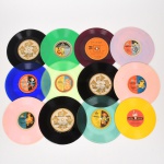 MÚSICA, onze (11) discos em vinil, alguns coloridos, todos com músicas infantis: 6 CARROUSSELL com direção de Paulo Tapajós; 1 CARROUSSELL com direção de Cláudio Santoro; 2 MIT com direção de Allan Lima; 1 CBS; 1 Golden Records, todos usados e não testados, vide foto.