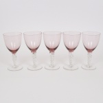MURANO, cinco (5) tacas de pé alto para vinho branco, confeccionadas em vidro soprado na técnica dos Grandes Mestres Vidreiros de Murano, bojo com leve toque rosa, fuste em torçaide e base em bolacha, medindo 15,5 cm altura, vide foto.
