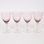 MURANO, quatro (4) tacas de pé alto para vinho branco, confeccionadas em vidro soprado na técnica dos Grandes Mestres Vidreiros de Murano, bojo com leve toque rosa, fuste em torçaide e base em bolacha, medindo 15,5 cm altura, vide foto.