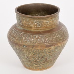 BRONZE, um (1) antigo vaso bojudo, ornamentação relevada com cenas de batalha, elementos vegetalistas e legenda em árabe, padrão Império Otomano, medindo aproximadamente 9,5 cm altura e diâmetro, vide foto.